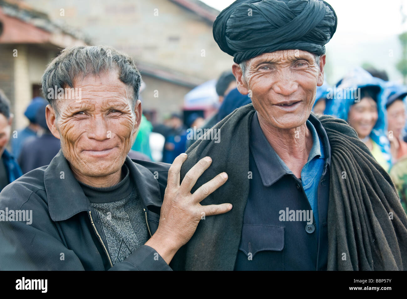 Yi Leute von Liangshan, die kalten Berge, im Süden der Provinz Sichuan, VR China. Das Bild zeigt zwei Yi-Herren Stockfoto