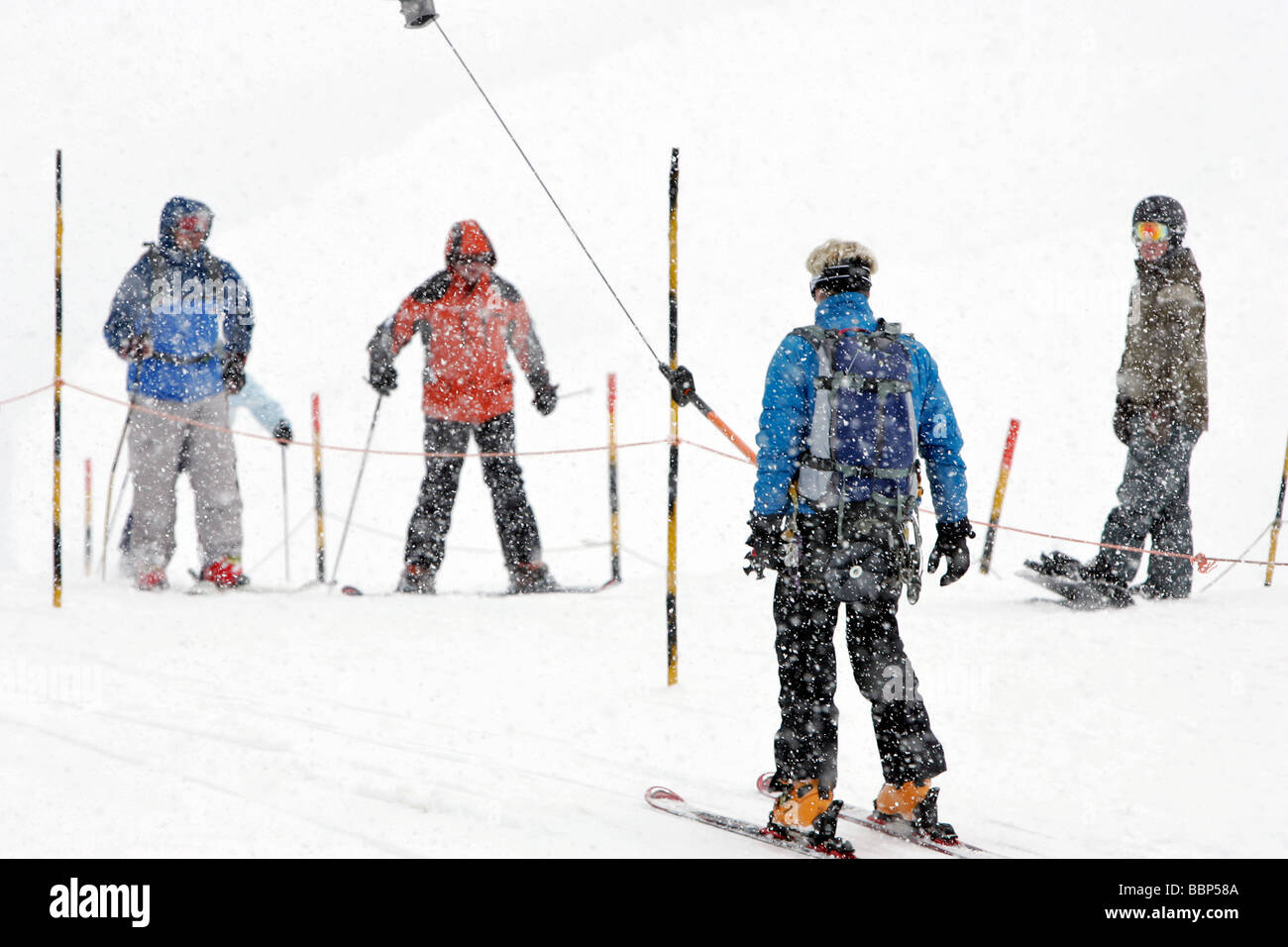 SKILIFT UND SKIFAHRER IM SCHNEE, GRAVE-LA-MEIJE, HAUTES-ALPES (05), FRANKREICH Stockfoto