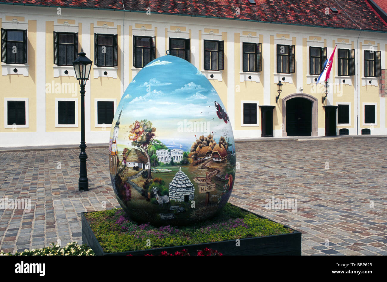 Osterei in der Frontseite kroatische Regierungspalast, Oberstadt, Zagreb, Kroatien Stockfoto