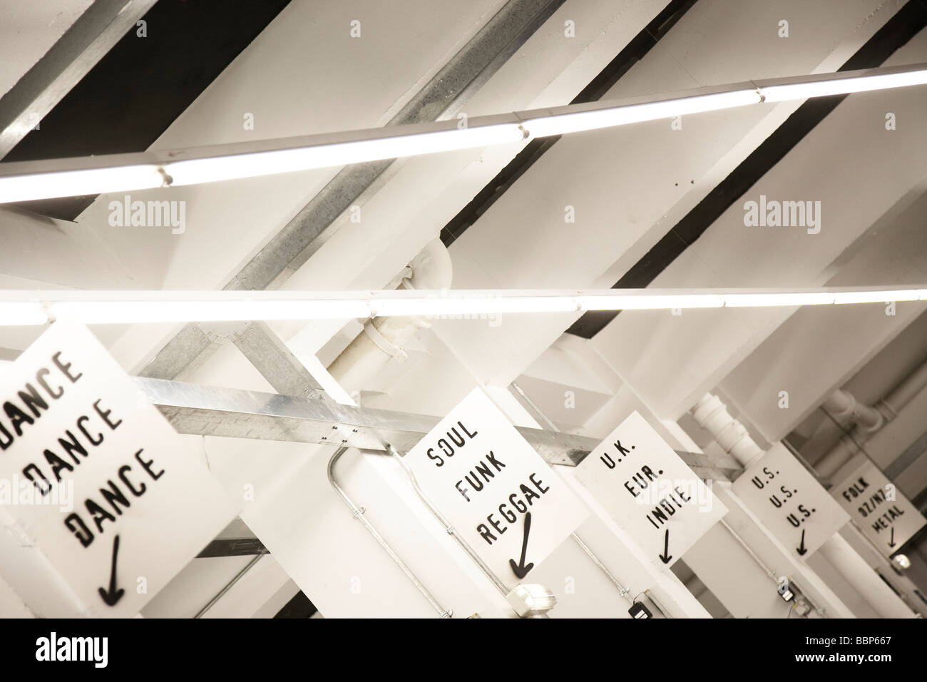 Musikgenre zeigt in einem Plattenladen Stockfoto