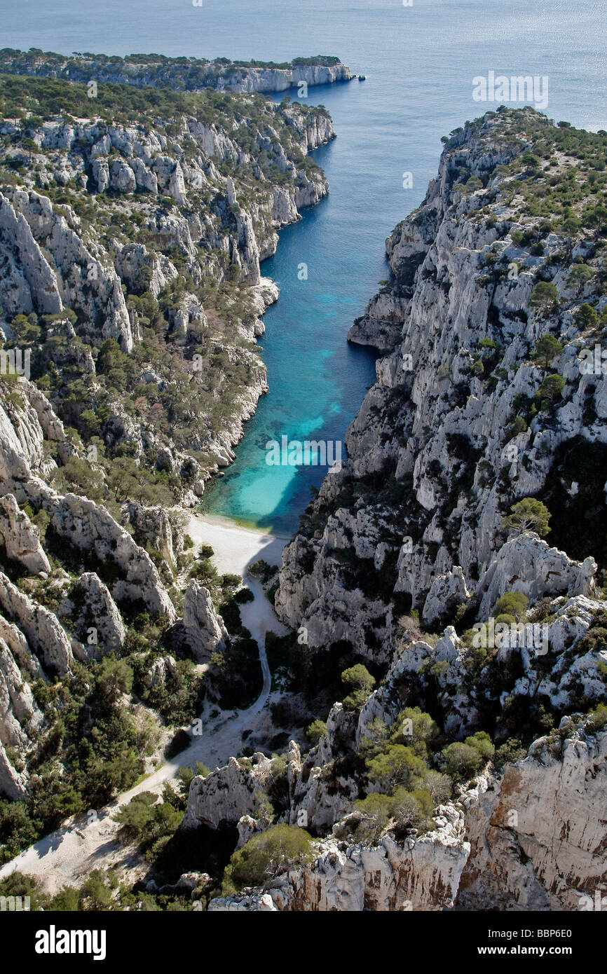 LUFTAUFNAHME DER FELSIGEN BUCHT VON EN VAU, CASSIS, BOUCHES-DU-RHÔNE (13), FRANKREICH Stockfoto