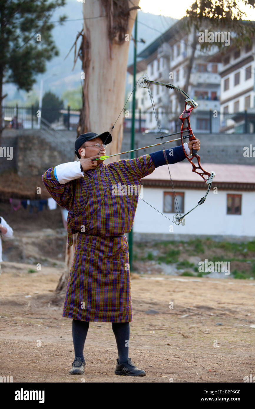 Archer Konkurrent im Kostüm Changlimithang nationalen Sportstadion, ein Mehrzweck-Stadion, Thimphu, Bhutan, Asien. Vertikal Stockfoto