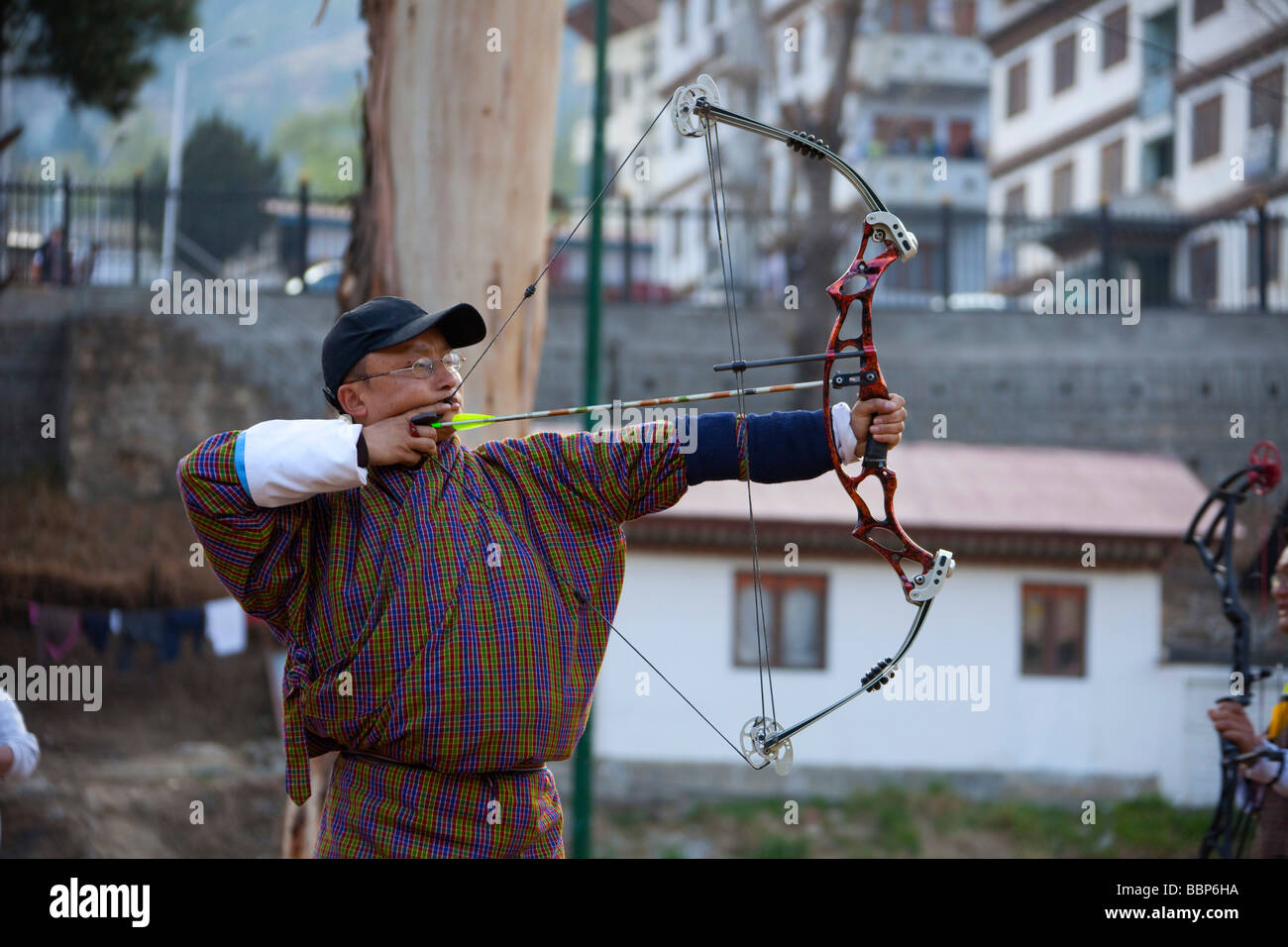 Archer Konkurrent im Kostüm Changlimithang National Sports Stadium, ein Mehrzweckstadion, Thimphu, Bhutan Horzontal Ansicht Stockfoto