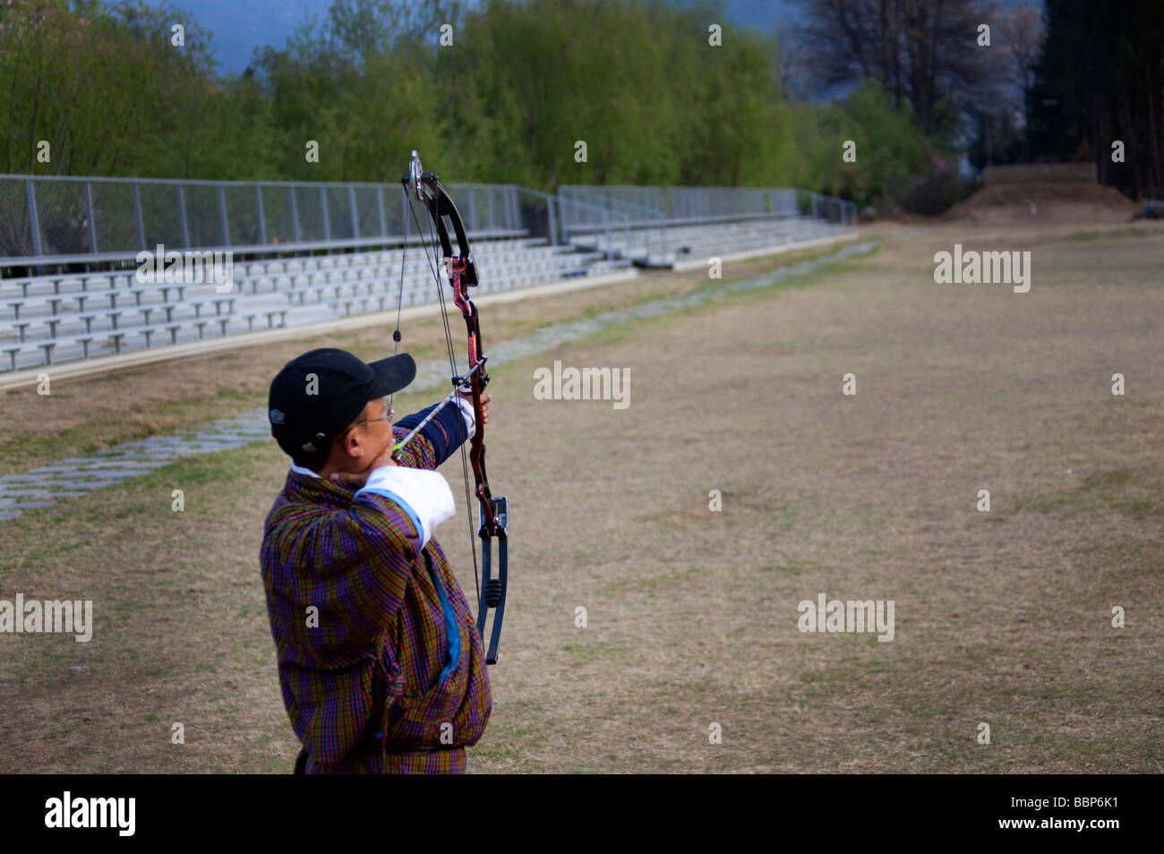 Archer Konkurrent im Kostüm Changlimithang National Sports Stadium, ein Mehrzweckstadion, Thimphu, Bhutan Horzontal Ansicht Stockfoto