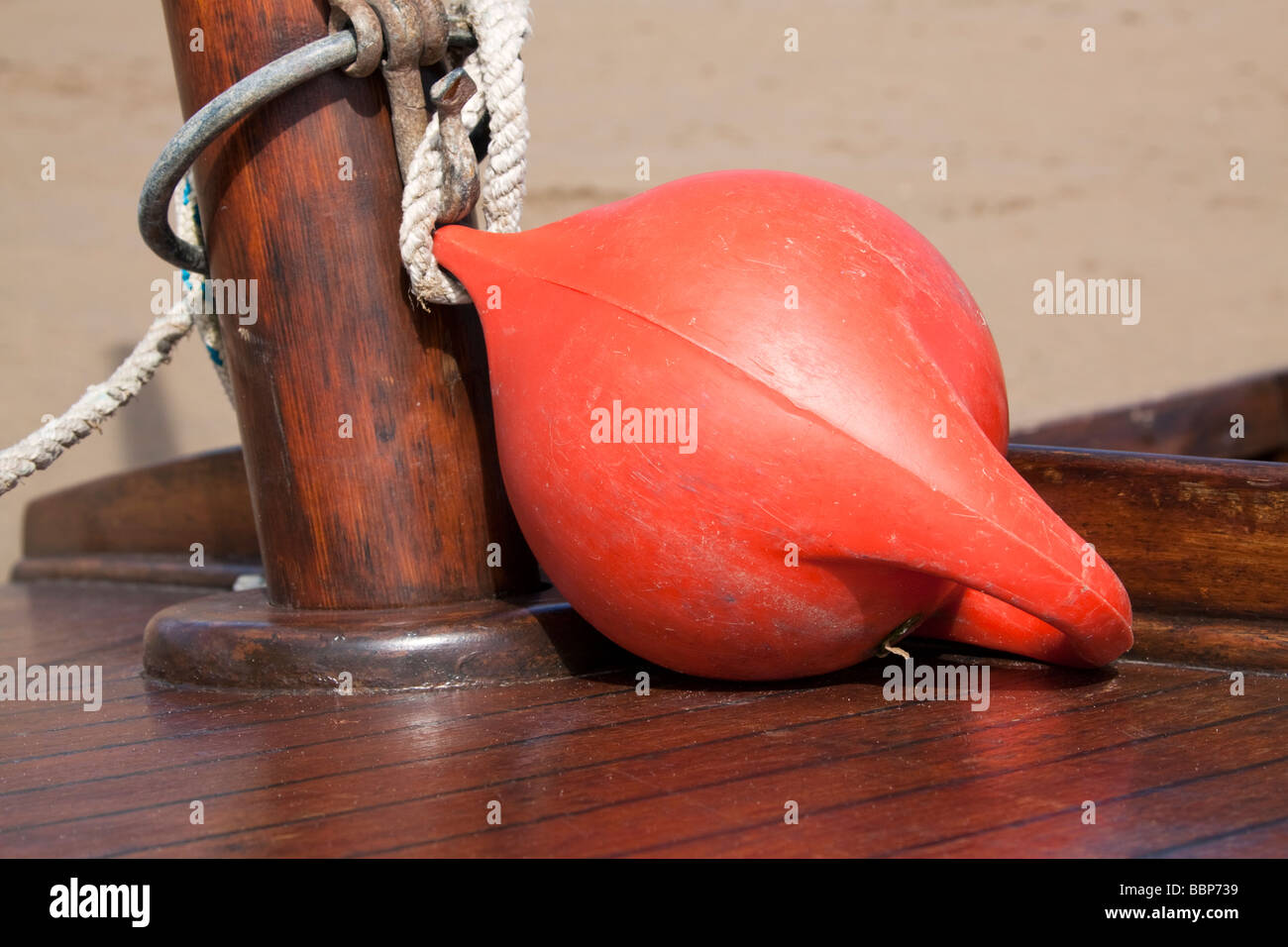 Eine Boje gebunden an den Mast von einem kleinen Segelschiff Stockfoto