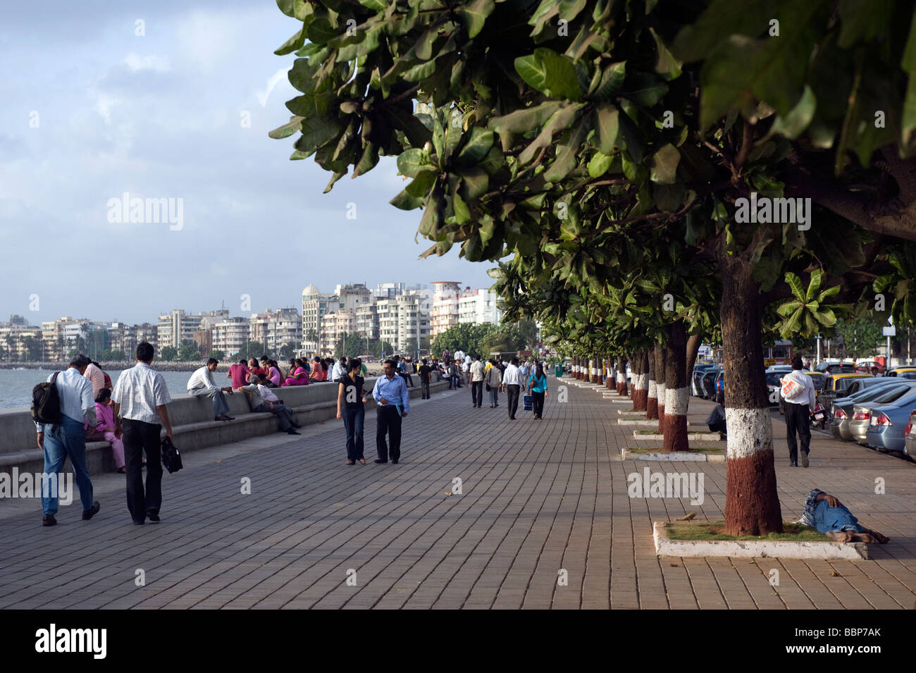 Arm und reich machen Sie einen Abendspaziergang durch den Golf von Arabien, Nariman Point, Mumbai, Chennai Stockfoto