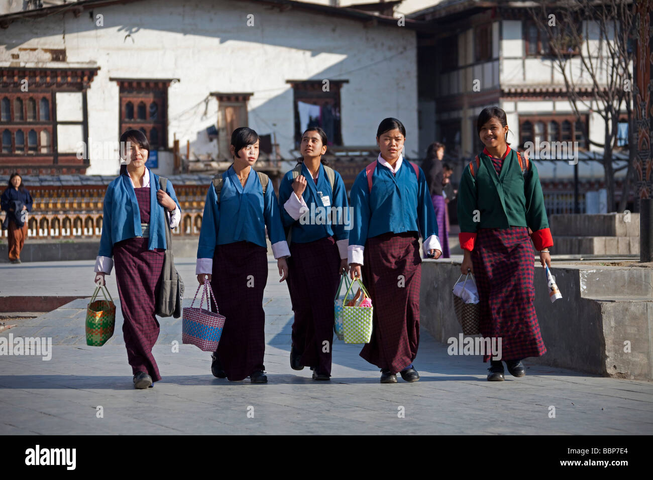Schüler Mädchen in Uniform in Straße von Thimphu einkaufen. Ende des Schultages. 90904 Bhutan-Thimphu Stockfoto
