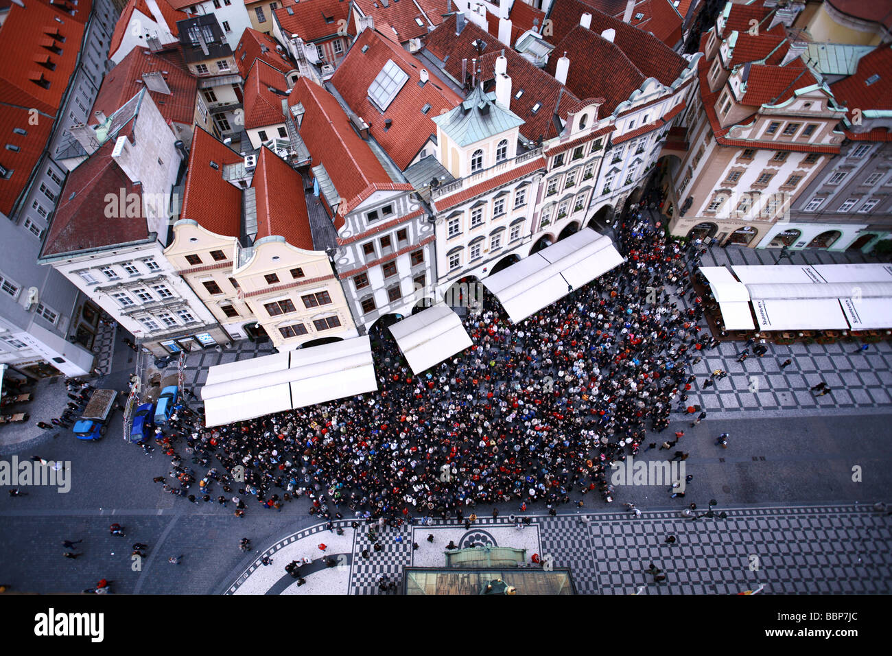 Massen von Menschen durch alte Rathaus Blick auf astronomische Uhr in Prag Tschechien vom Clock Tower aus gesehen Stockfoto