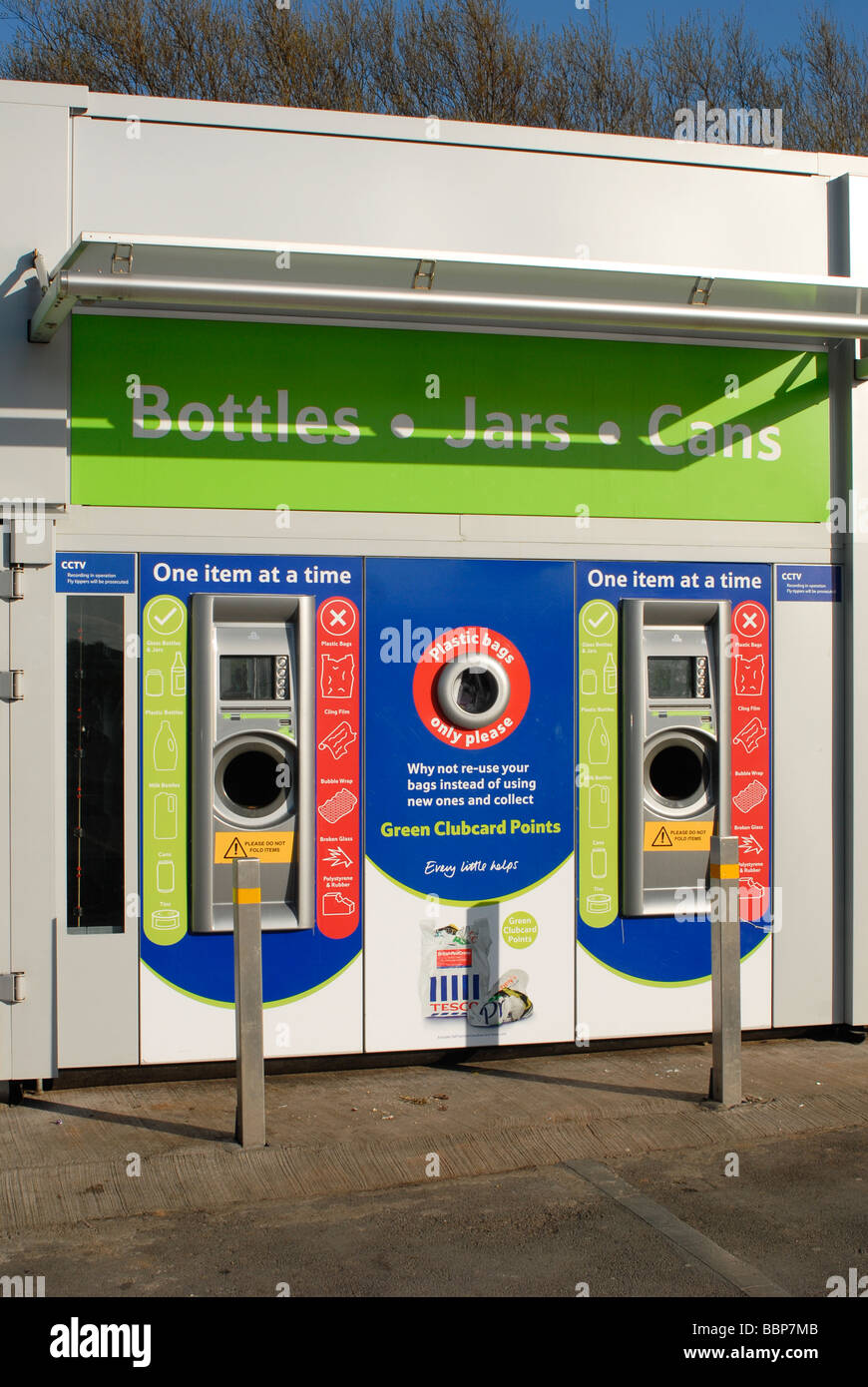 Recycling-Zentrum außerhalb einen Tesco-Supermarkt in England Stockfoto