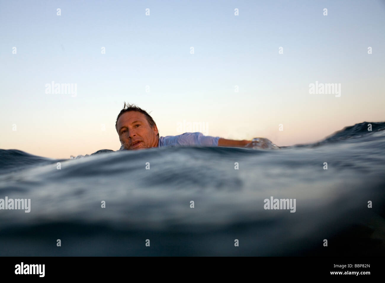 Mann, die Hand heben, über Wellen-Meer Stockfoto