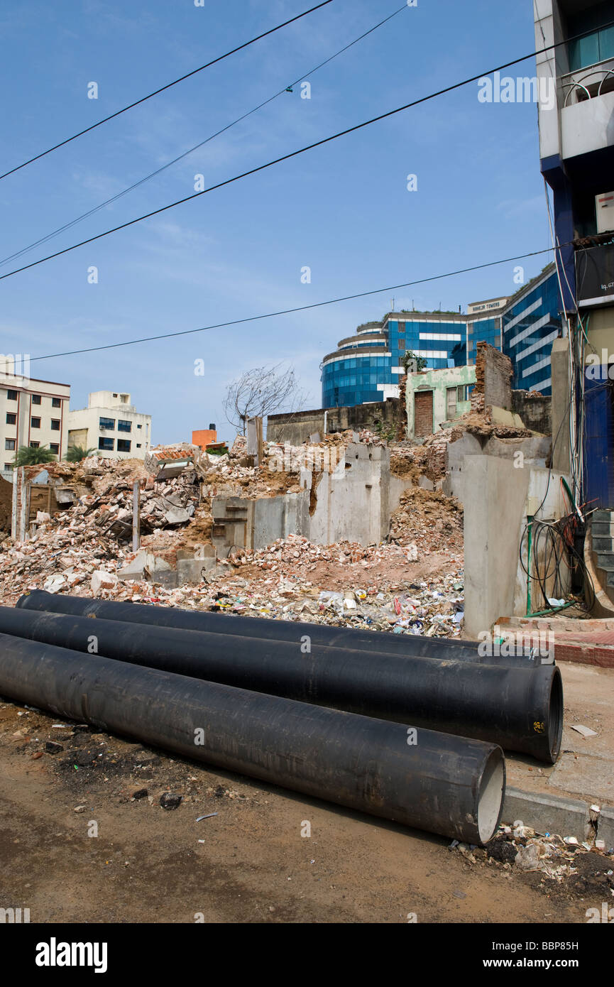 Indische kontrastiert - moderne es Gebäude mit der Entwicklung Chaos und Schutt von Chennai um ihn herum Stockfoto