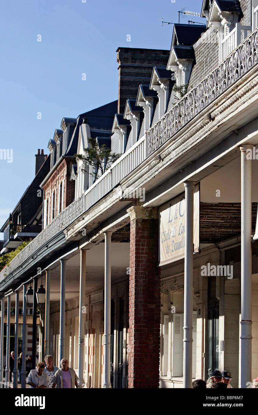 DIE ARKADEN, AVENUE DU GENERAL DE GAULLE, DEAUVILLE, CALVADOS (14), NORMANDIE, FRANKREICH Stockfoto