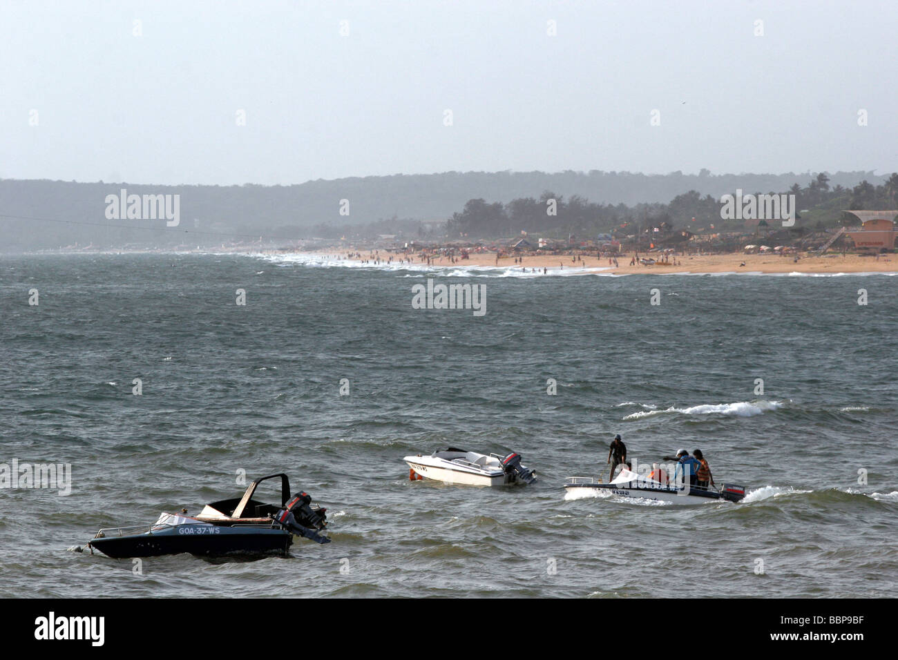Motoboats mit Touristen im Meer außerhalb von Candolim im nördlichen Goa in Indien Stockfoto