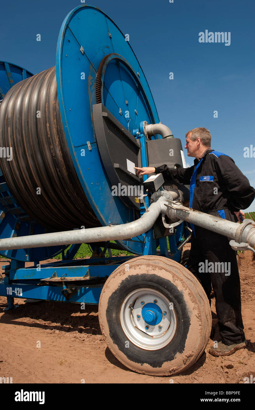 Landwirt Arbeiten aus Gießen auf Wasserrad Reisen Bewässerungssystem Kelso Scottish Borders Stockfoto