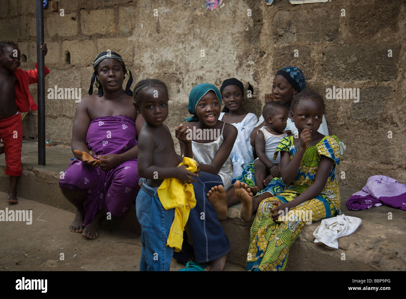Frauen und Kinder im Bereich bereits von Abuja, Nigeria Stockfoto