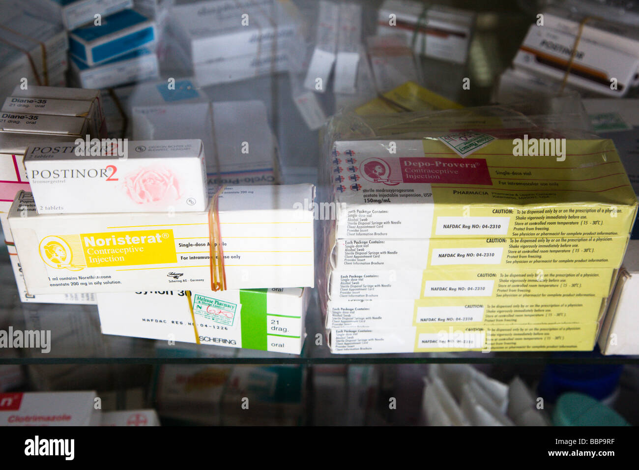 Depo-Provera und Noristerat Injektionspräparate und Postinor II Notfall Kontrazeptiva in einer Apotheke in Abuja, Nigeria. Stockfoto