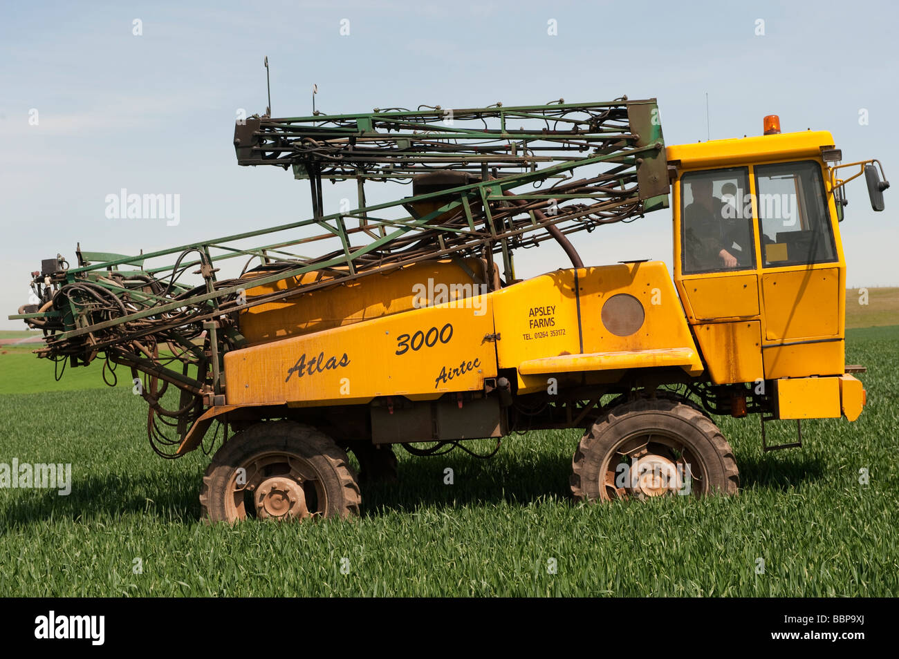 Atlas 3000 Self-propelled Sprayer sich entfaltenden Boom in Vorbereitung, Sommergerste spray Zuschneiden Kelso Scottish Borders Stockfoto