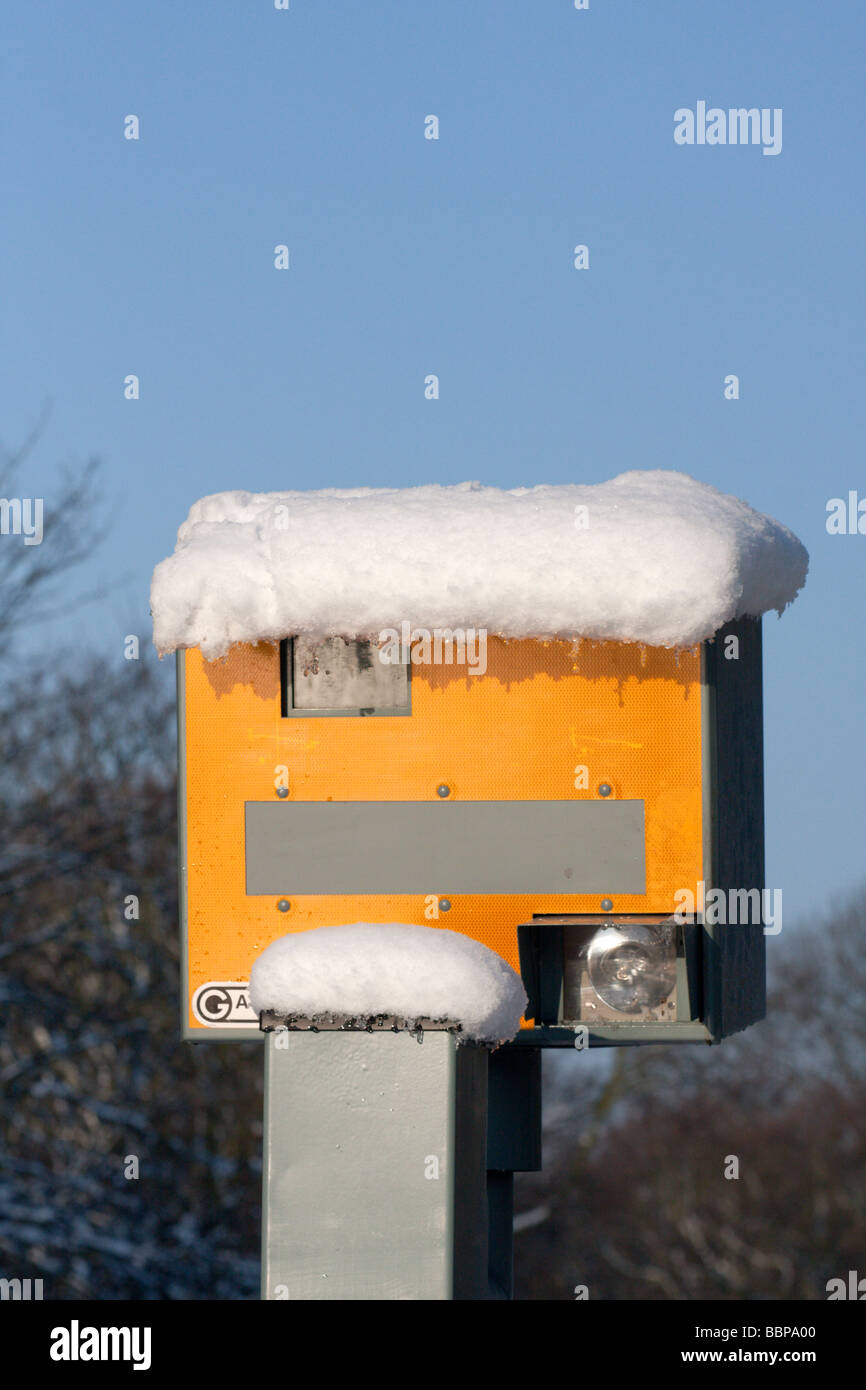 Schneebedeckte Gatso Blitzer in London Stockfoto