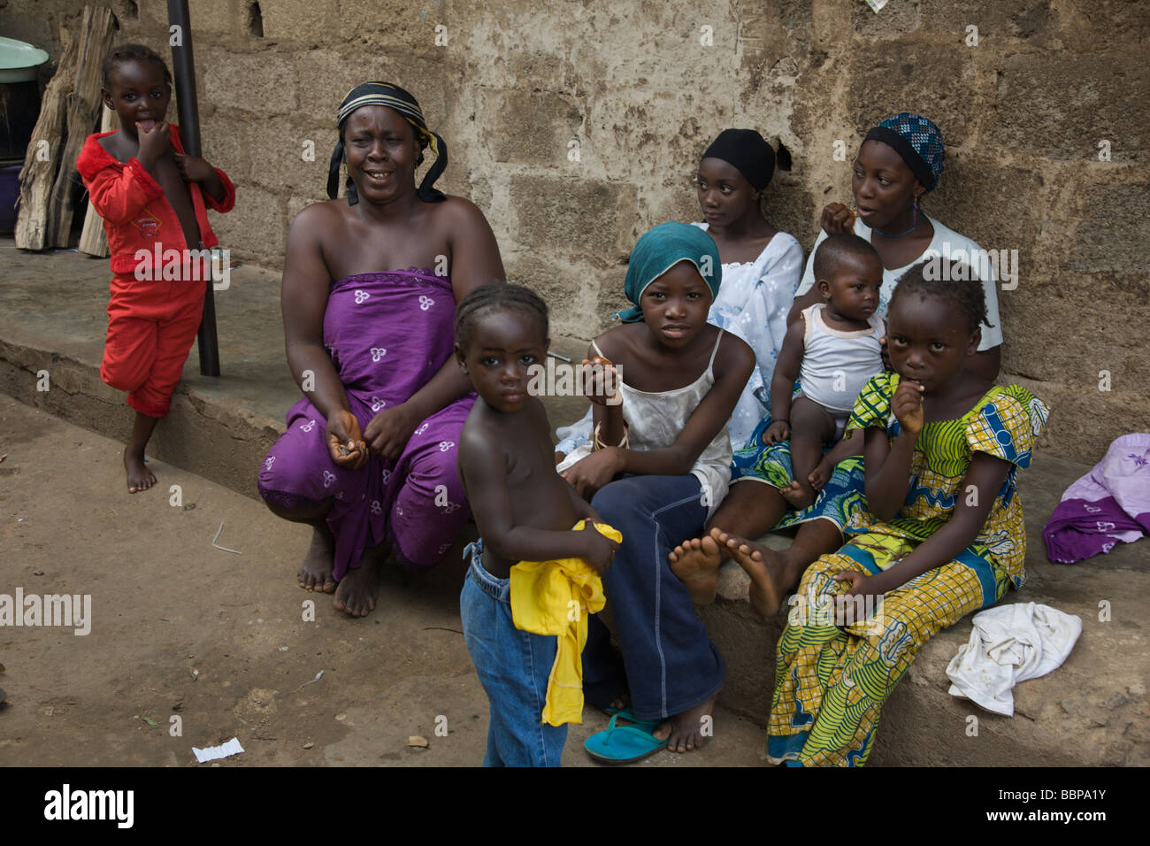 Frauen und Kinder im Bereich bereits von Abuja, Nigeria Stockfoto