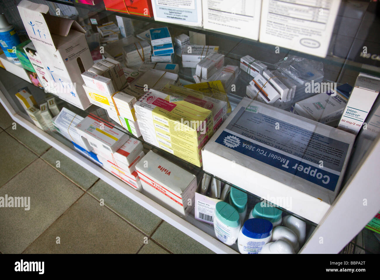 Verschiedene Arten von Kontrazeptiva sind im Verkauf in einer Apotheke in Abuja, Nigeria. Stockfoto