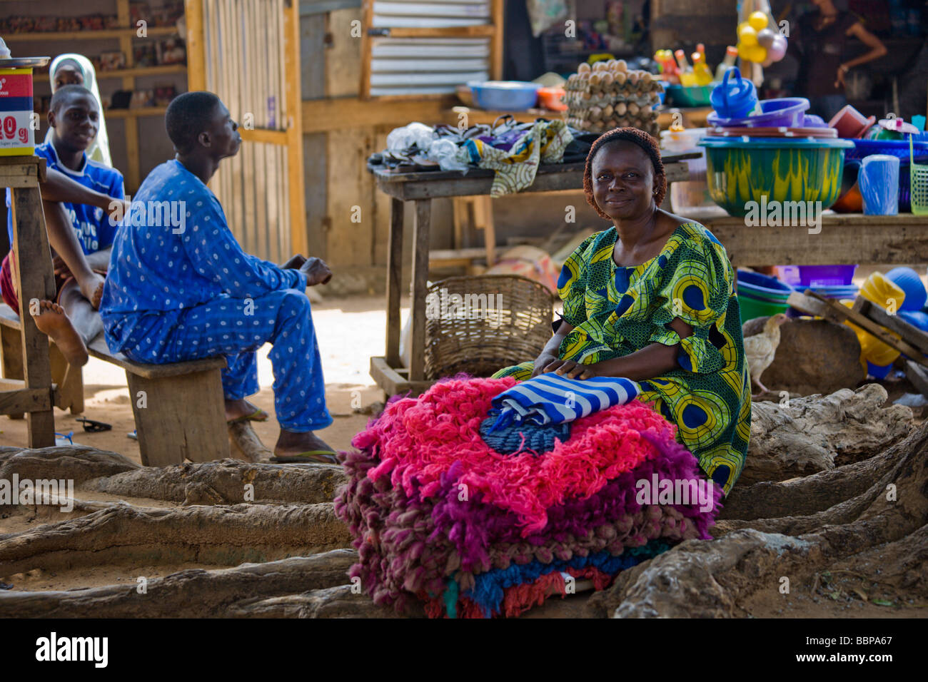 Eine Frau verkauft bunte Hand gestrickte Tuch in Abuja, Nigeria. Stockfoto