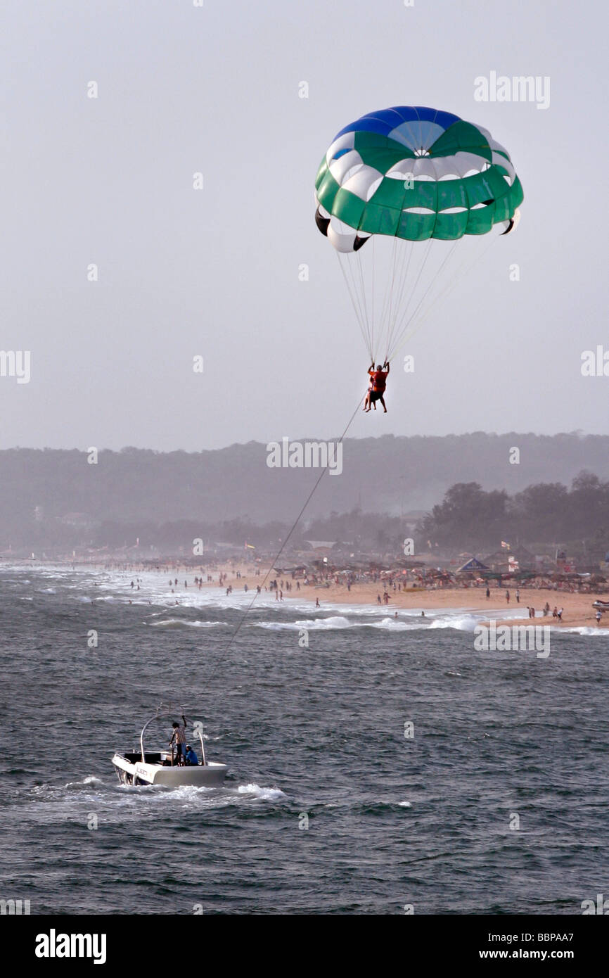 Parasailing in Calangute Beach im nördlichen Goa in Indien Stockfoto