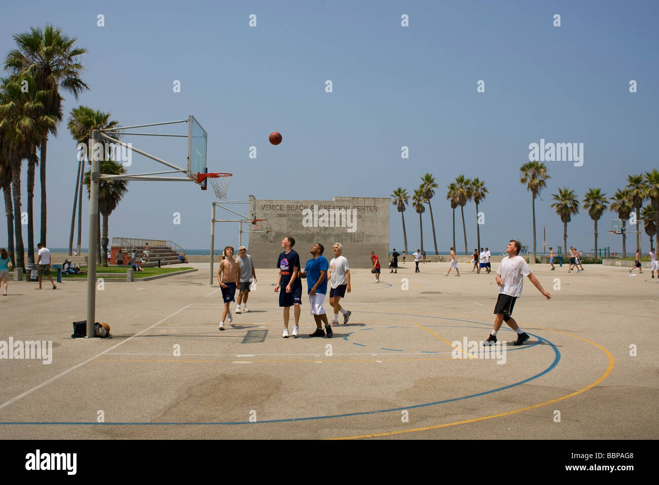 Basketball am Venice Beach Recreation Center Los Angeles, Kalifornien. Stockfoto