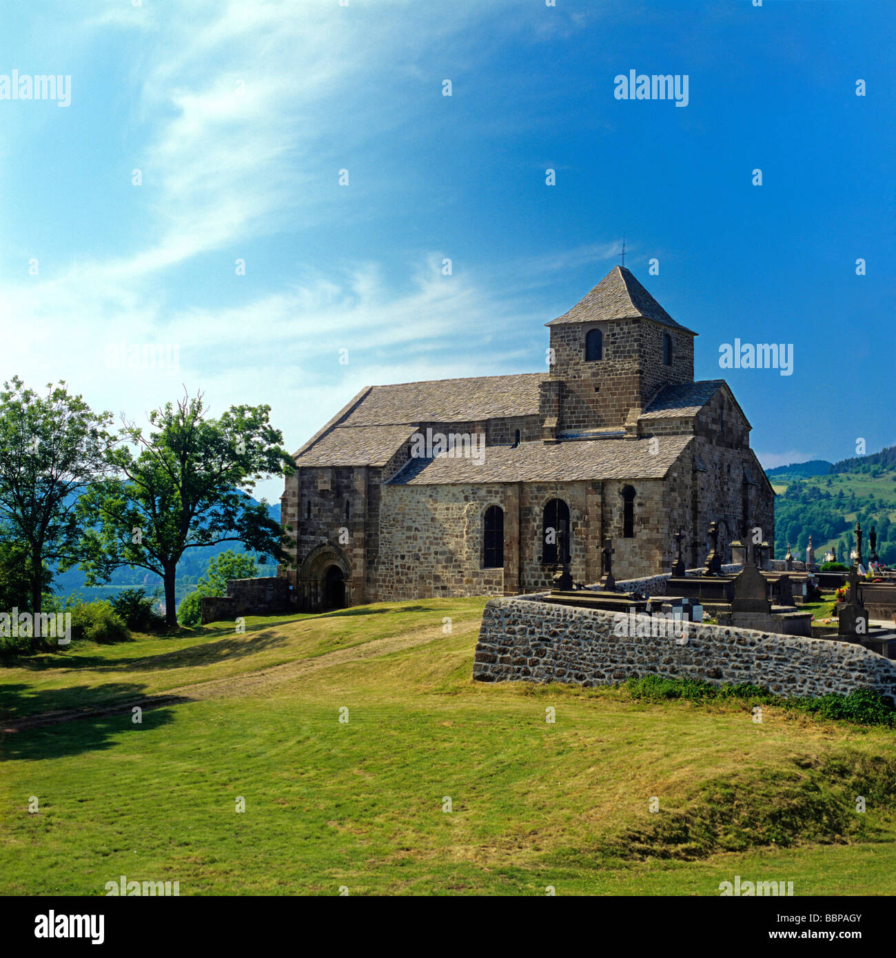 Mittelalterliche romanische Kirche St Pierre de Bredons 1095, abgeschlossen im Dorf der Albepierre-Bredons, Cantal, Auvergne, Frankreich. Stockfoto