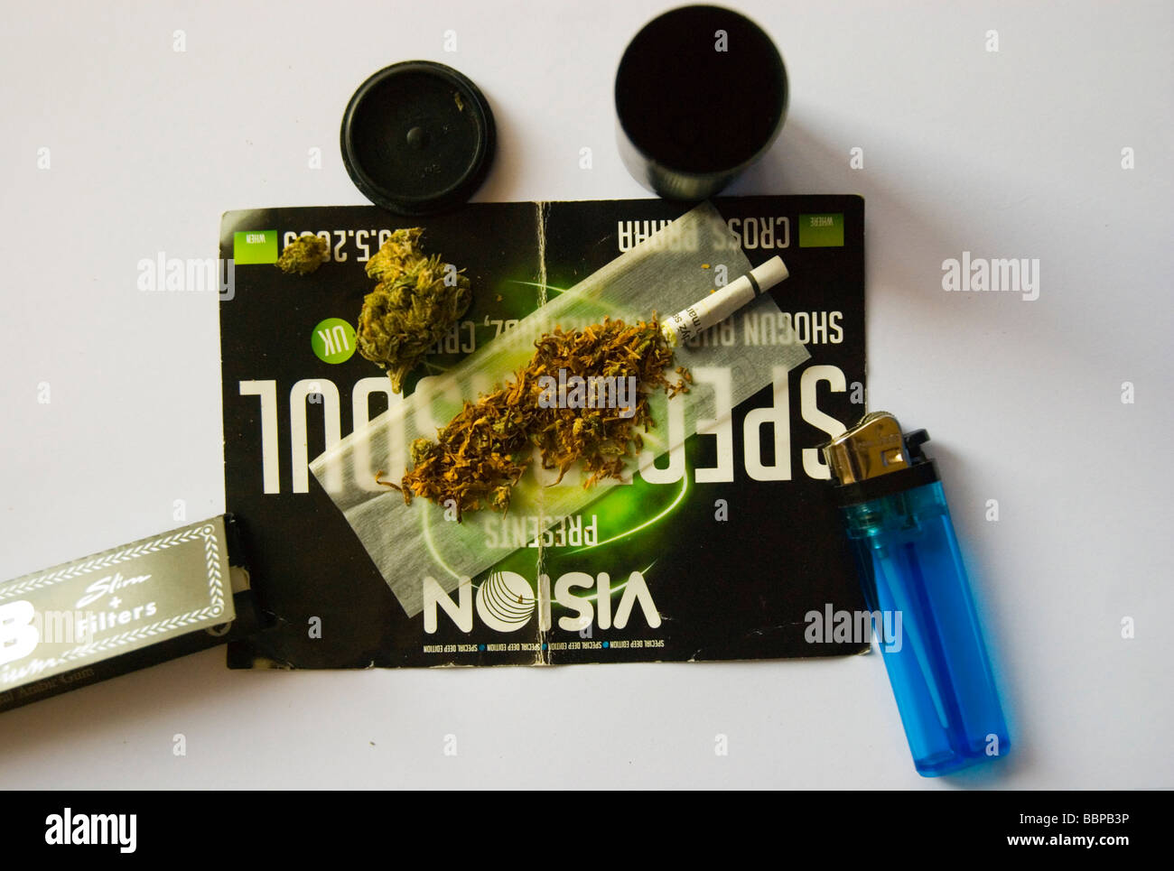 Skunk Cannabis Joint fertig gerollt werden, vor weißem Hintergrund Stockfoto