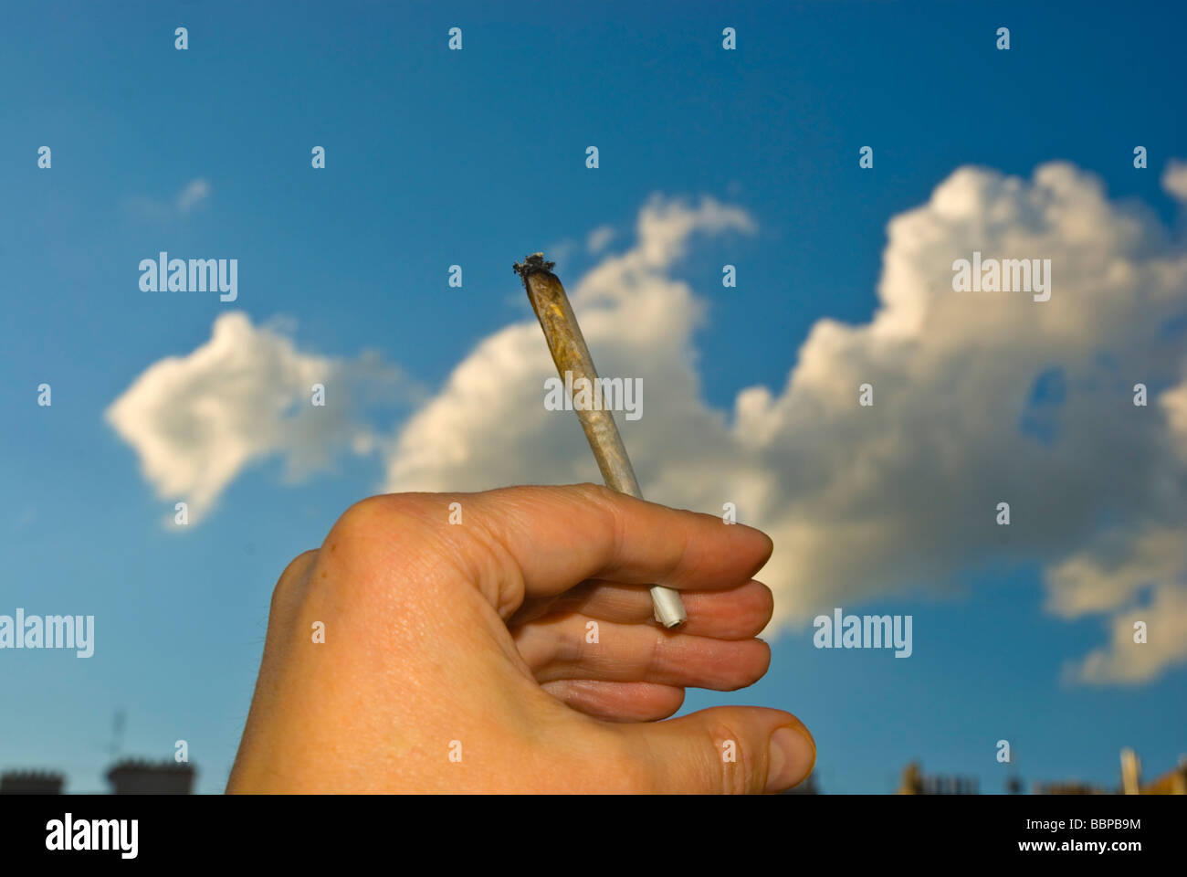 Handgerollt Cannabis Zigarette gegen den Himmel Stockfoto