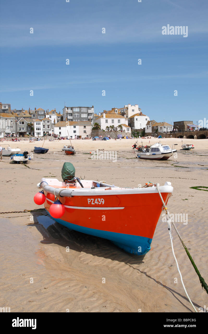Eine bunte rotes Boot am Hafenstrand in St. Ives, Cornwall England UK. Stockfoto