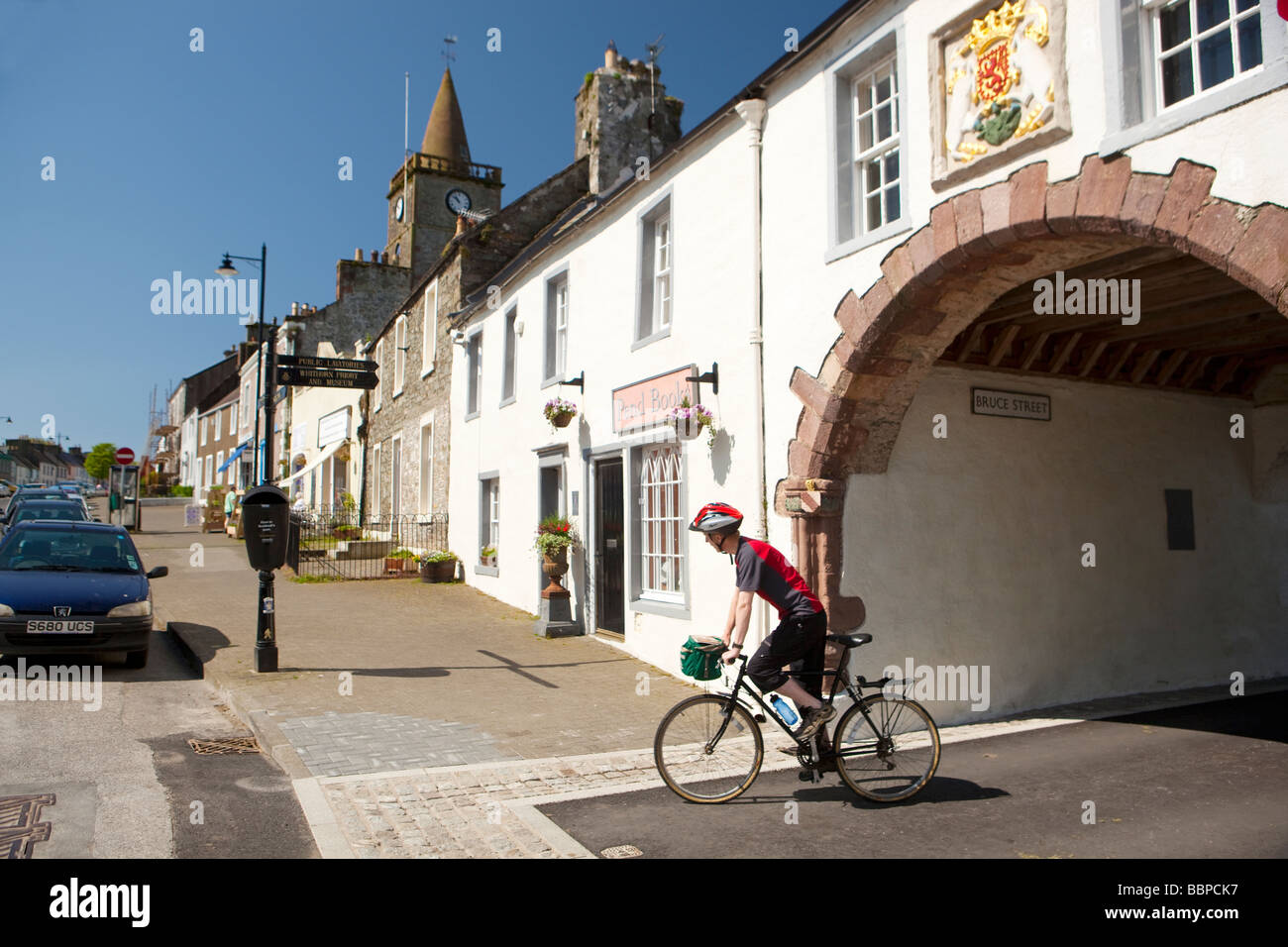 Unterhalb der Pend Fund Priory in der malerischen Stadt Fund im Vorfeld Radfahren Radfahrer Zentrum Galloway Scotland UK Stockfoto