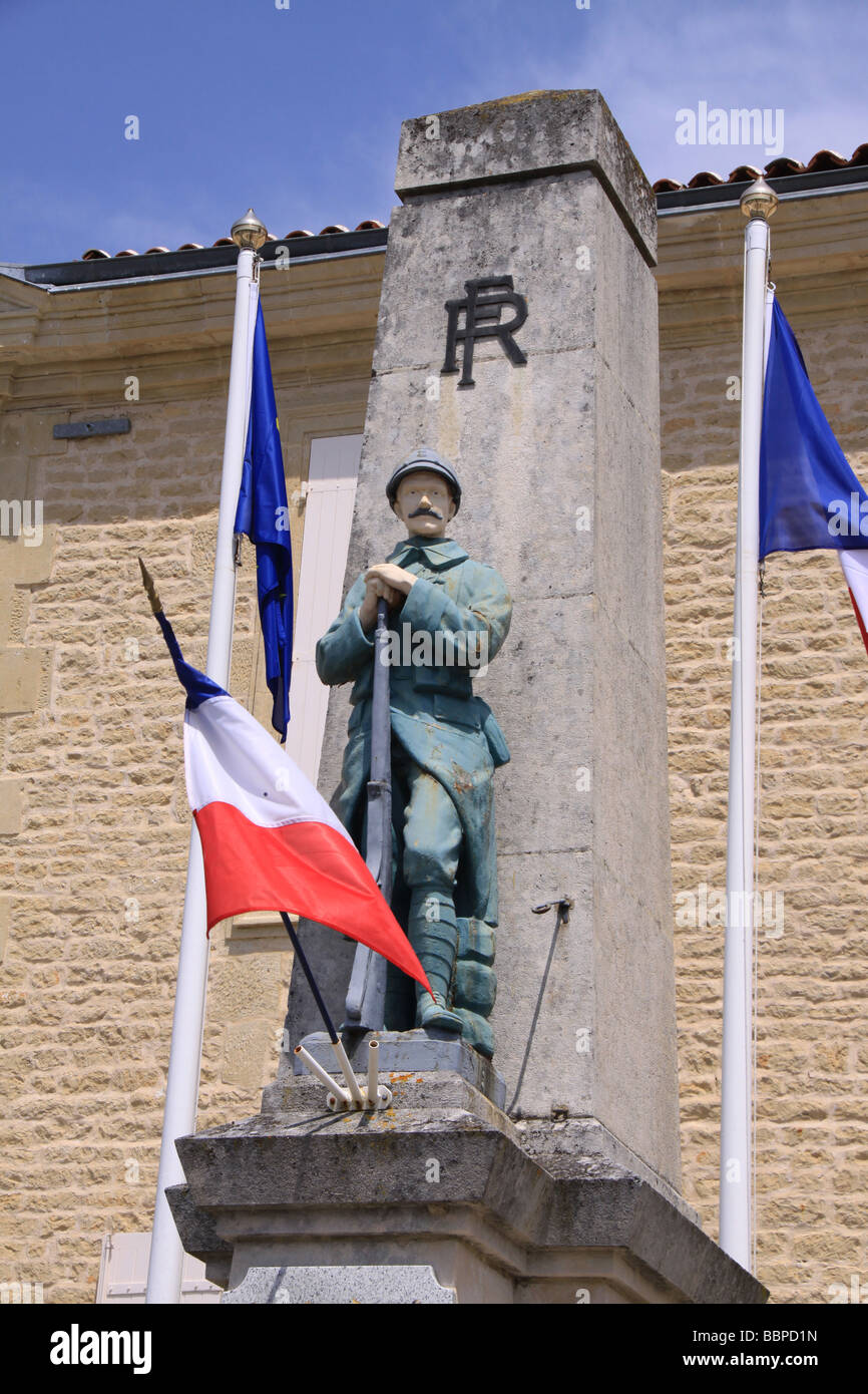 Rathaus Aulnay Charente Frankreich mit Statue Ehren französischen Kriegstoten Stockfoto