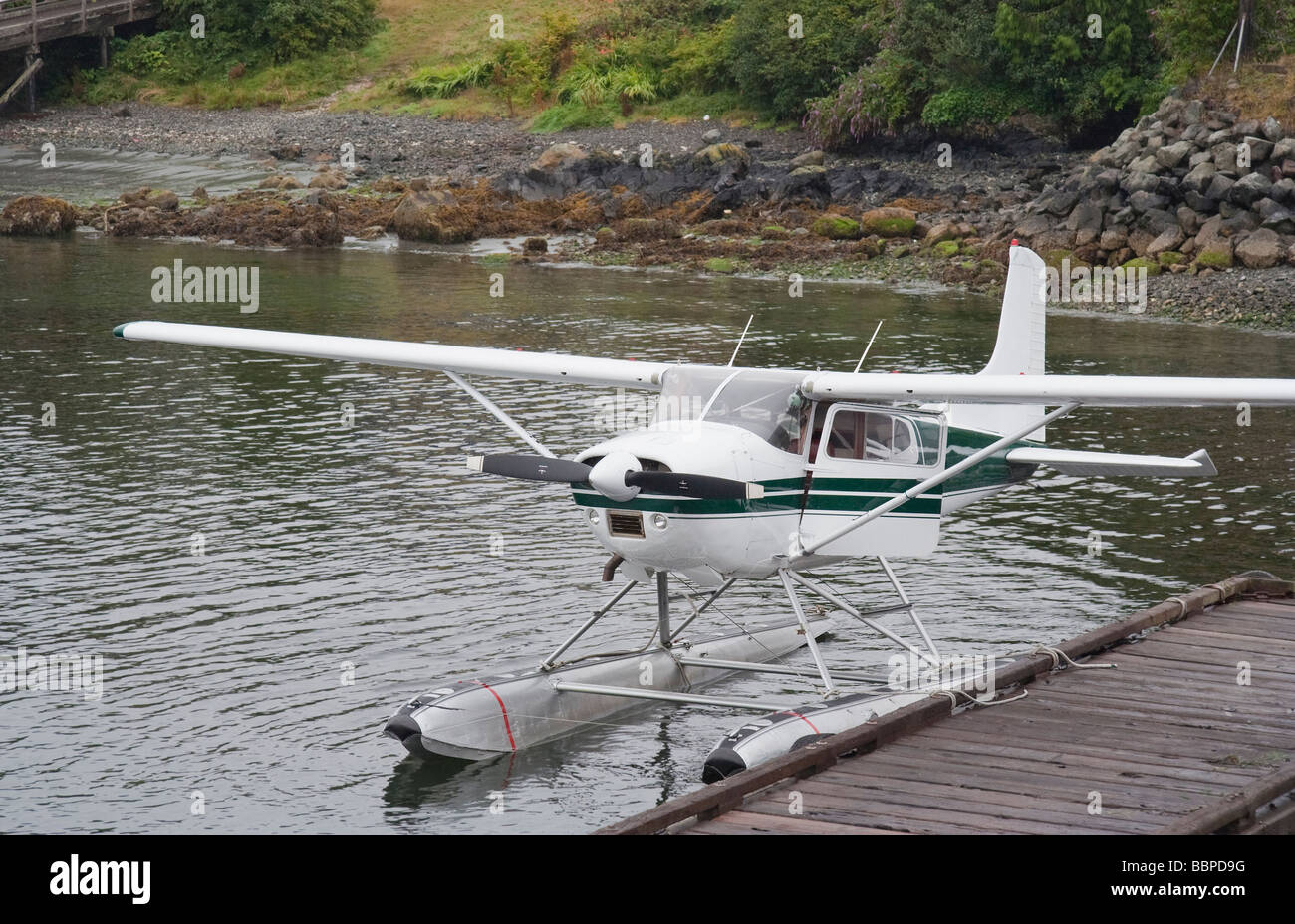 Wasserflugzeug vertäut am Dock - Tofino Hafen, Vancouver Island, British Columbia, Kanada Stockfoto