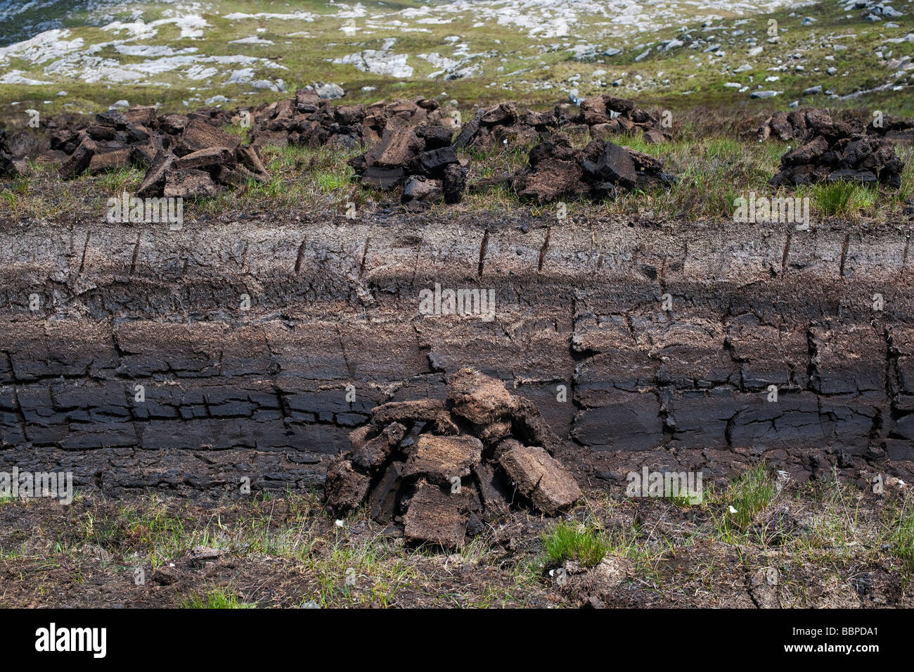 Schneiden von Torf auf Moorland, Isle of Harris, äußeren Hebriden, Schottland Stockfoto