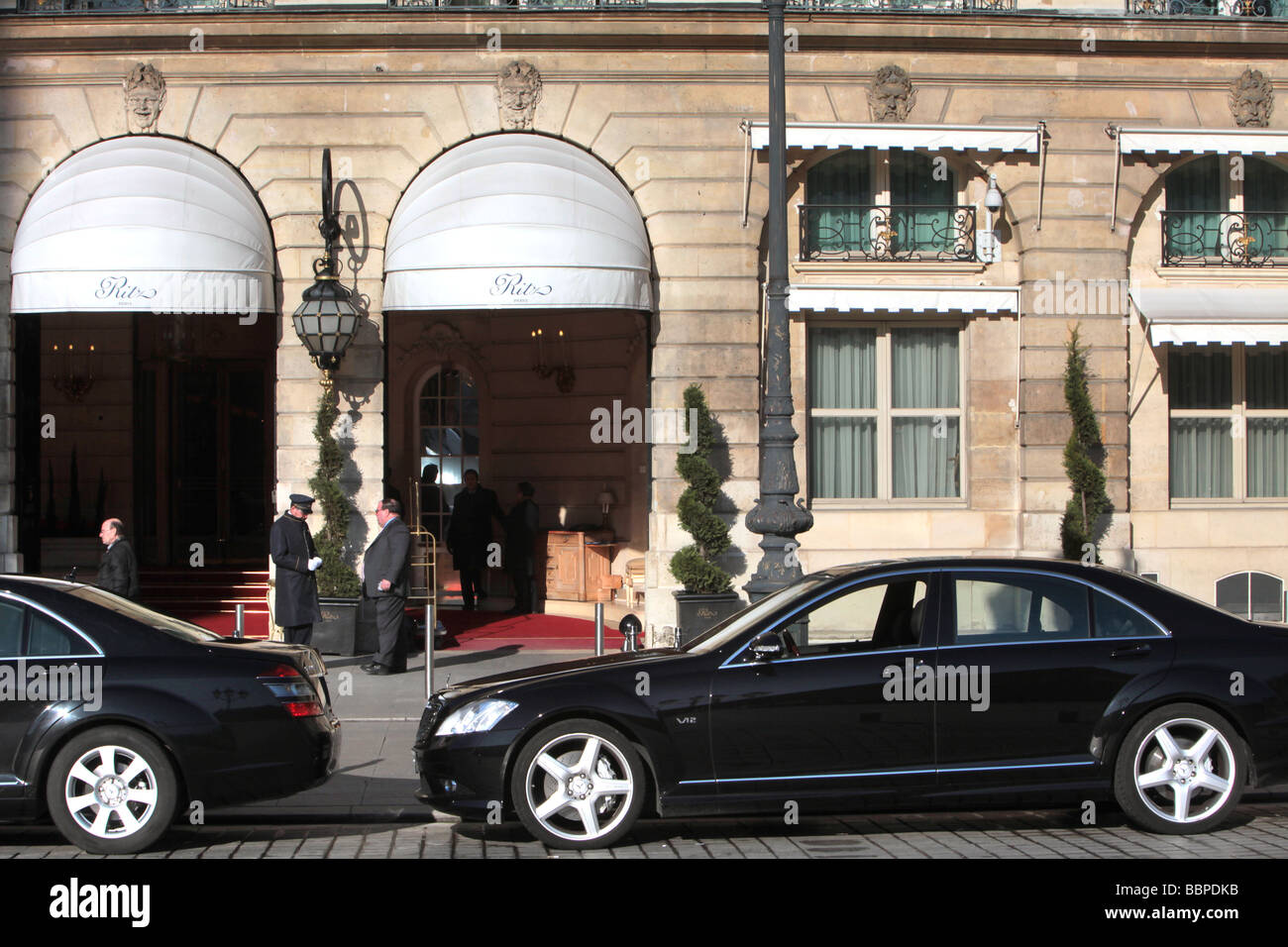 AUTOS VOR ORT DAS RITZ HOTEL VENDOME, PARIS, FRANKREICH Stockfoto