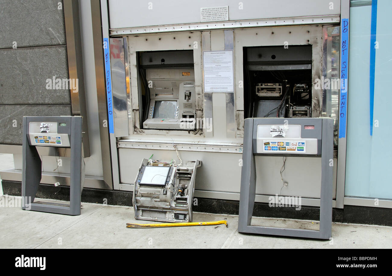 Beschädigten EC-Automaten mit einem Jemmy Metall bar Verlegung auf dem Bürgersteig Bankgebäude Broadway New York USA Stockfoto