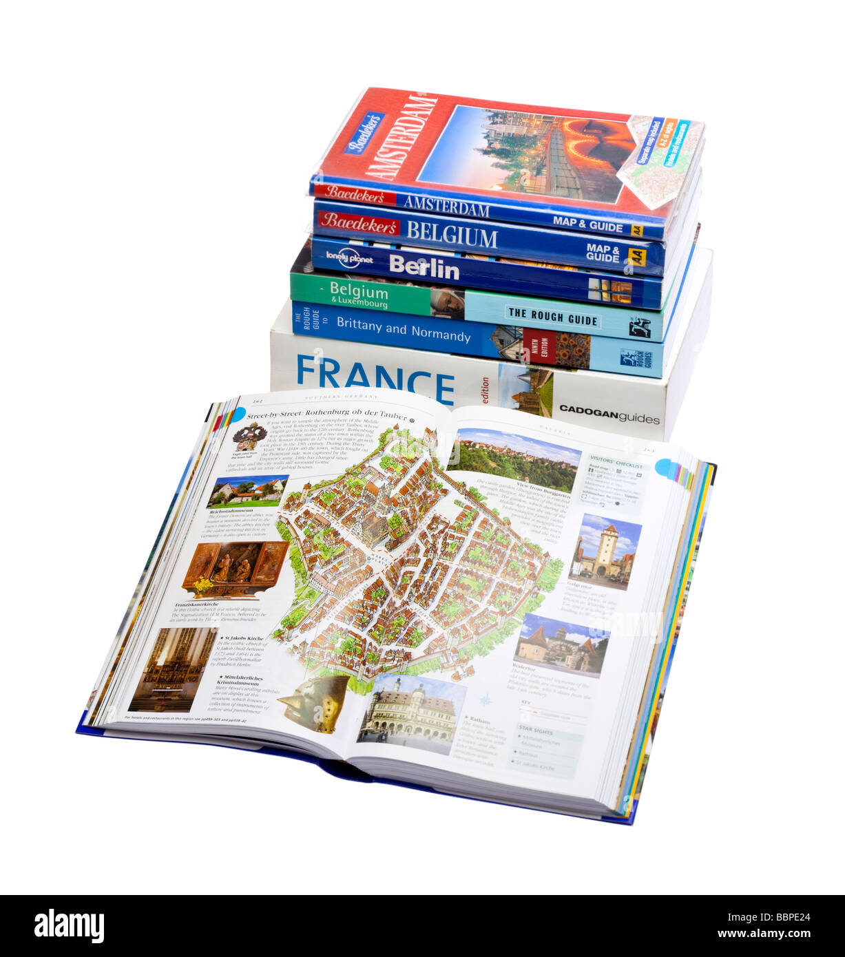 Haufen von Reiseführern auf weiß isoliert Stockfoto