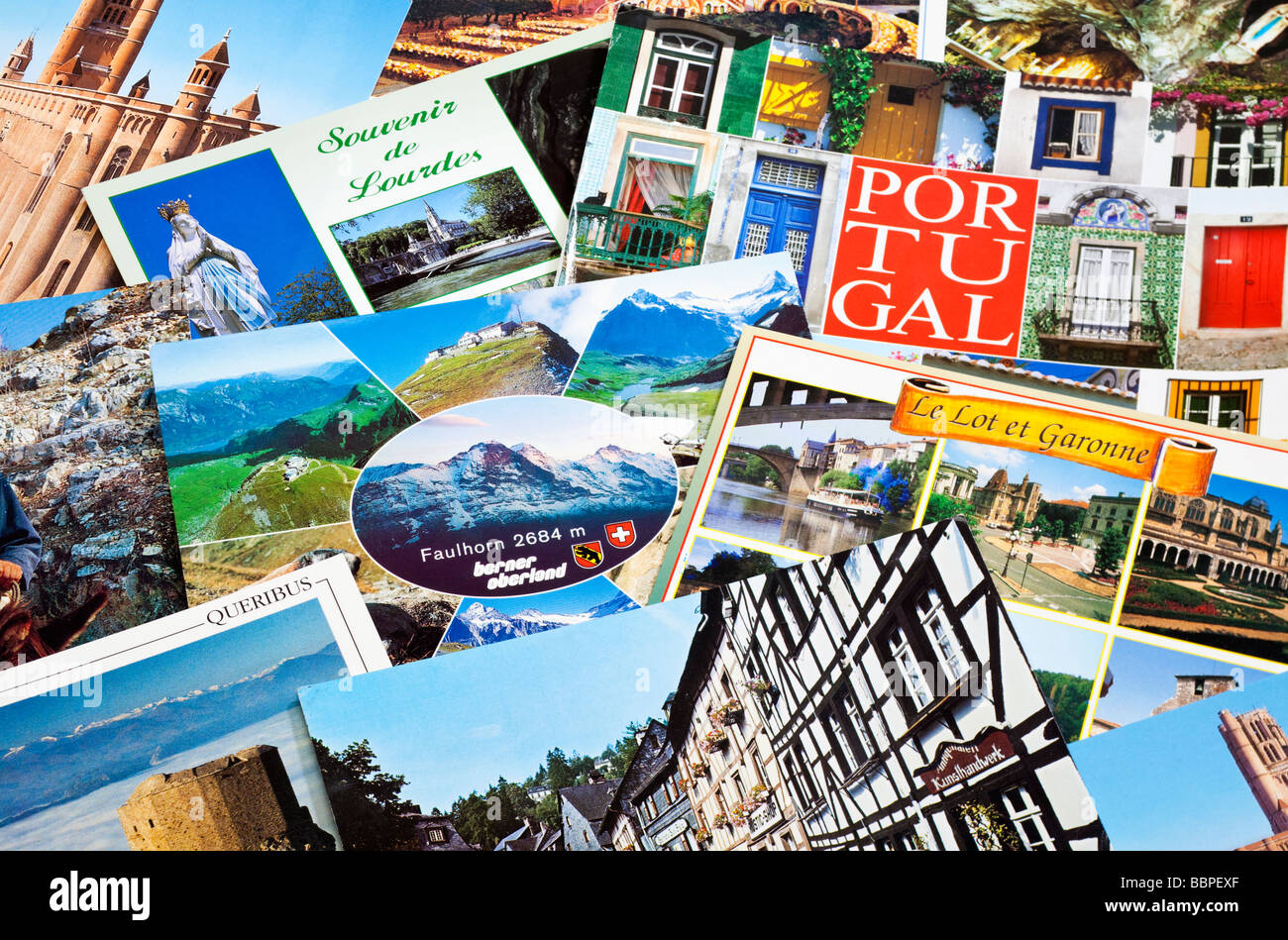 Haufen von European Travel Postkarten hautnah Stockfoto