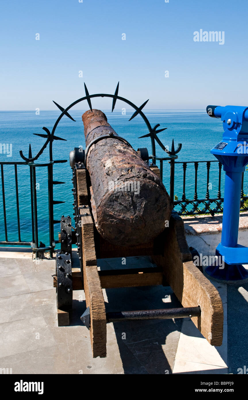 Eine alte Kanone weist darauf hin, den Horizont aus der Balcón de Europa, Nerja Stockfoto