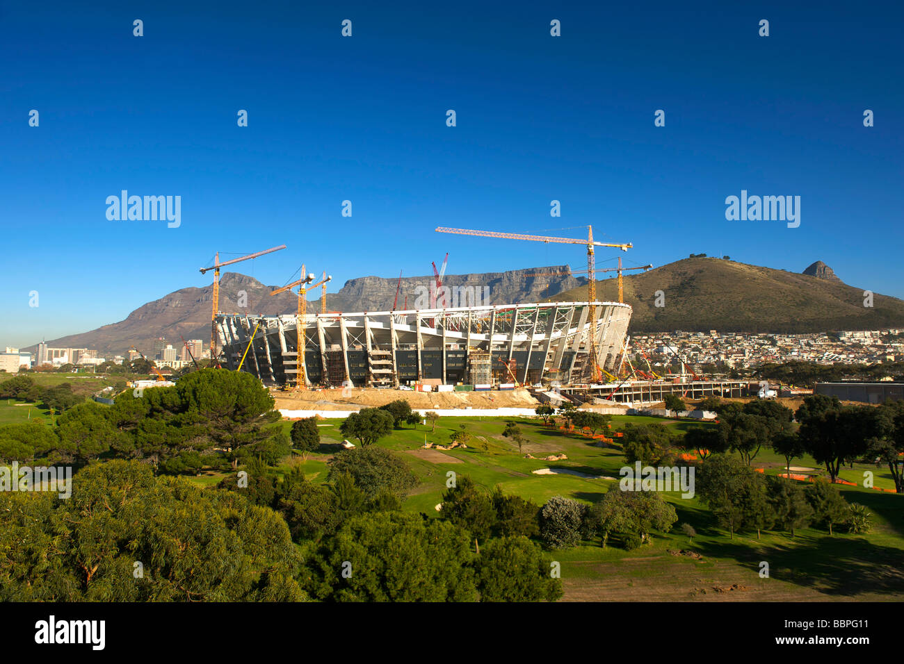 Die 2010 FIFA World Cup Soccer Stadion im Bau in Green Point, Kapstadt mit dem Tafelberg im Hintergrund. Stockfoto