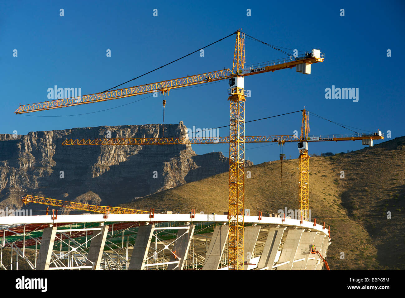 Die 2010 FIFA World Cup Soccer Stadion im Bau in Green Point, Kapstadt mit dem Tafelberg im Hintergrund. Stockfoto