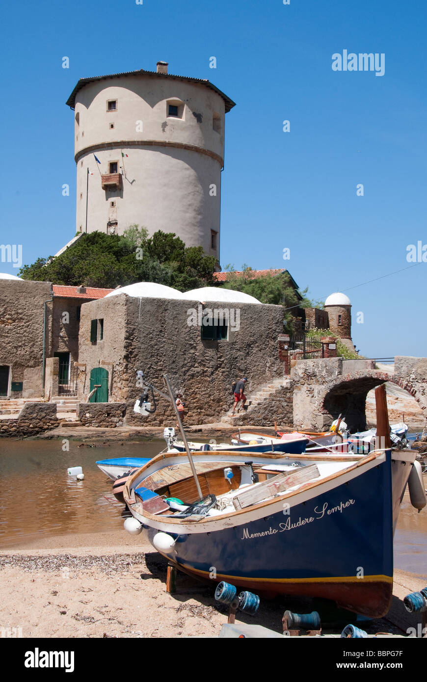 Ein "Gozzo", zog bis auf den Sand am Strand von Campese vor dem Medici-Turm auf der Insel Giglio oder Isola del Giglio Stockfoto