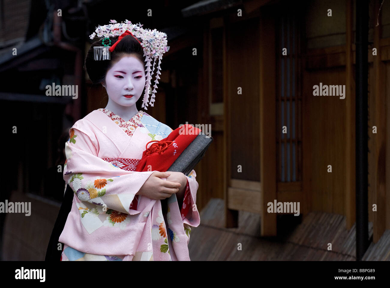 Ein Lehrling Geisha oder Maiko, zu Fuß entlang einer Gasse in Kyotos Shimbashi Stadtteil Gion. Stockfoto