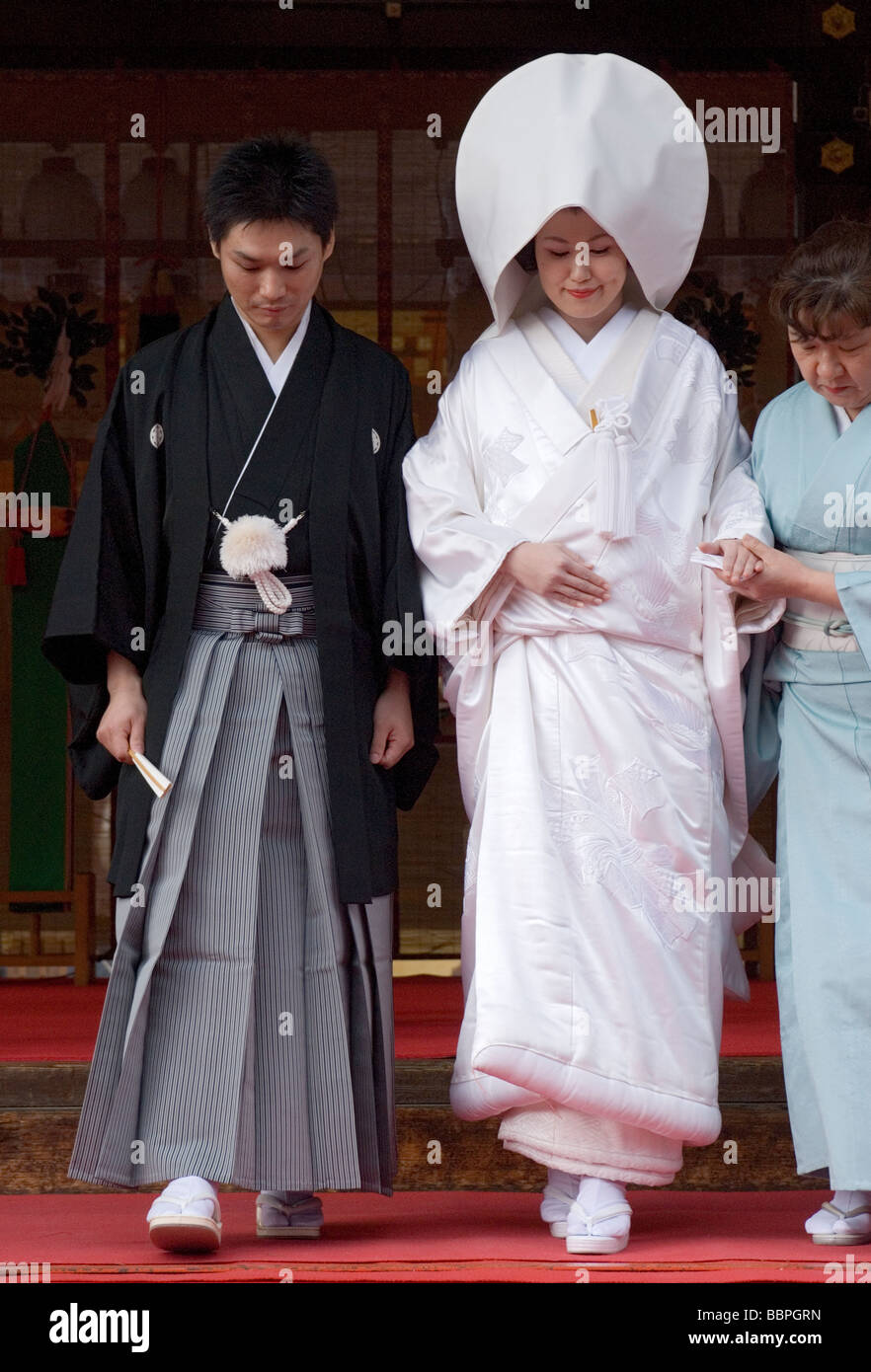 Braut und Bräutigam tragen traditionelle Kimono verlassen Shinto-Schrein nach Trauung Stockfoto