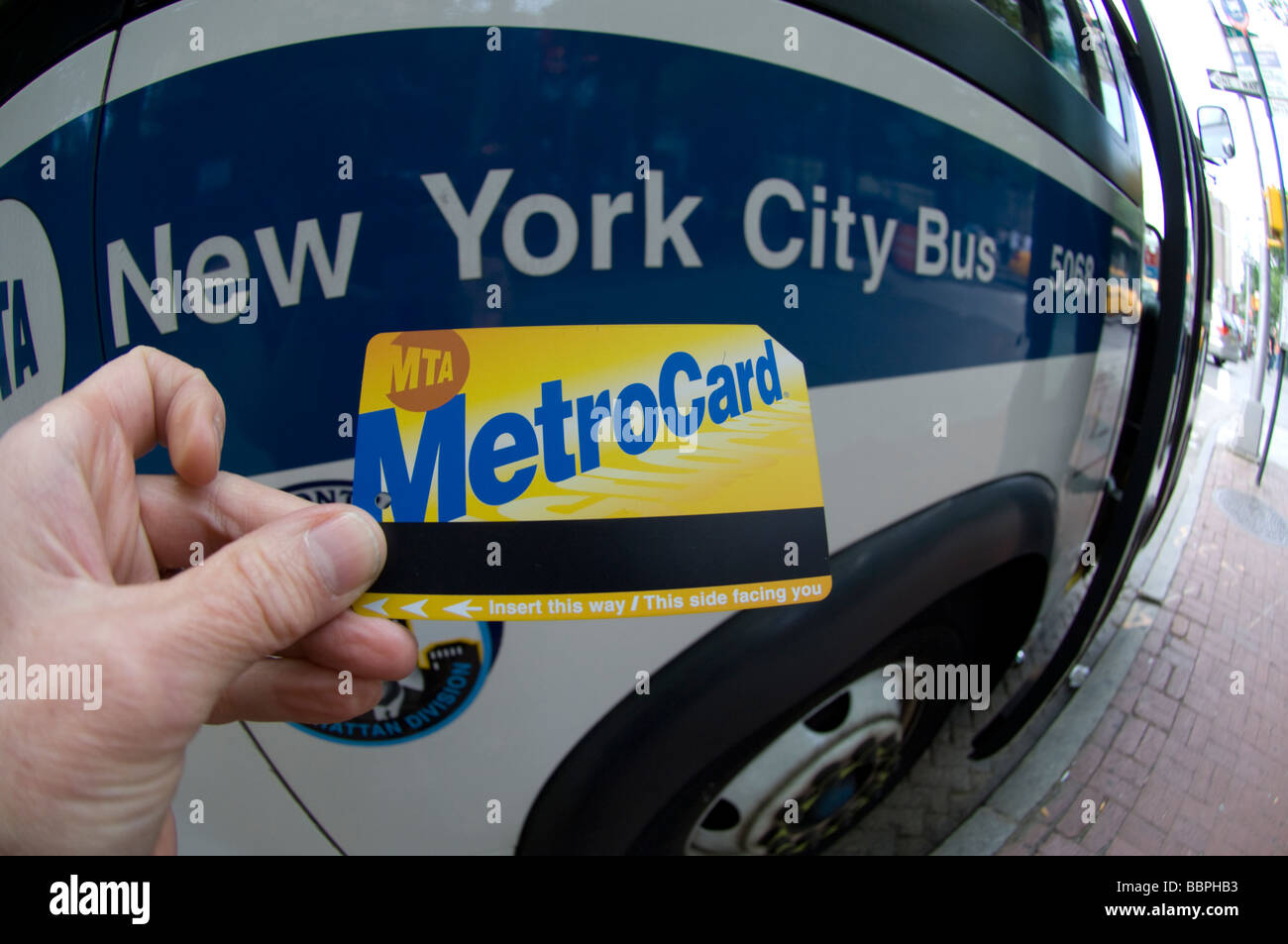 Eine New Yorker MTA Metrocard vor New York City bus auf Samstag, 23. Mai 2009 Frances M Roberts Stockfoto