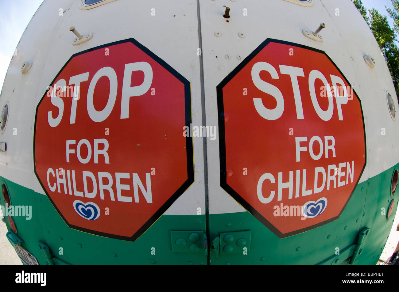 Schilder mit der Aufschrift Stop für Kinder auf der Rückseite von einem Eiswagen zu stoppen Stockfoto