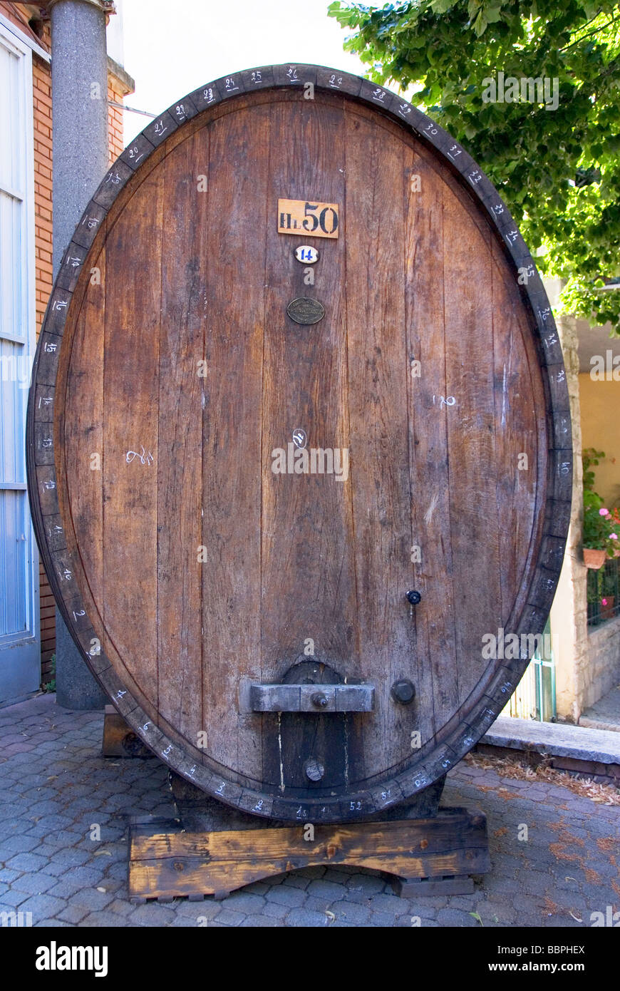 Eine große ovale Weinfass in Castelina in Chianti Stockfoto