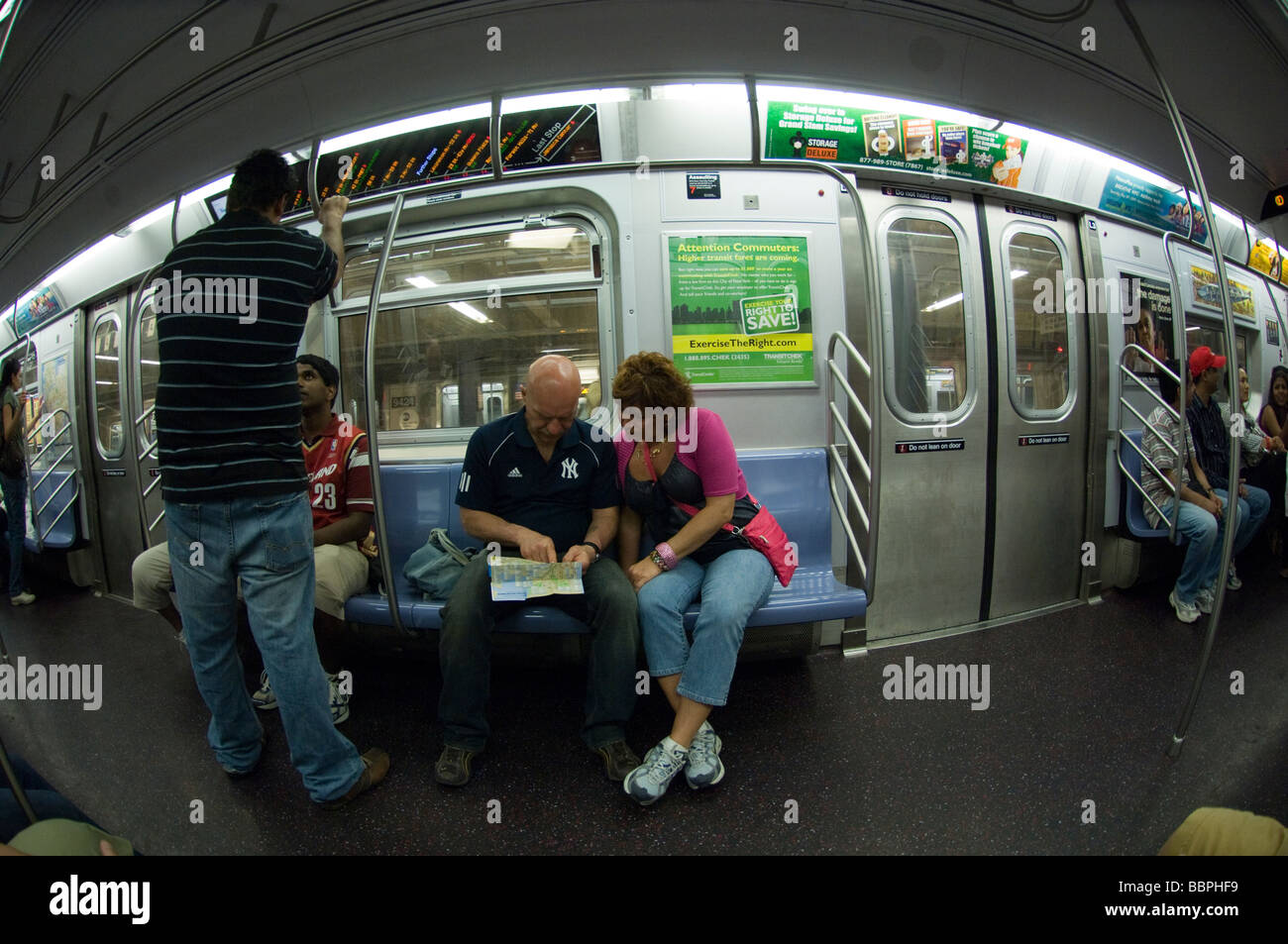 Touristen in der u-Bahn Lesen einer Karte in New York auf Sonntag, 24. Mai 2009 Frances M Roberts Stockfoto