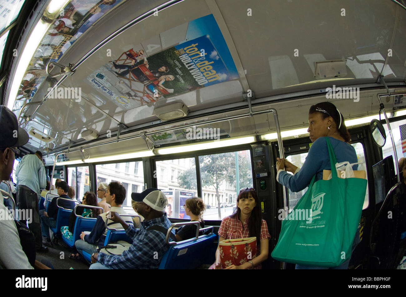 Eine Anzeige für die Tori und Dean Fernsehen Reality-show an der Decke des New York City Bus Stockfoto